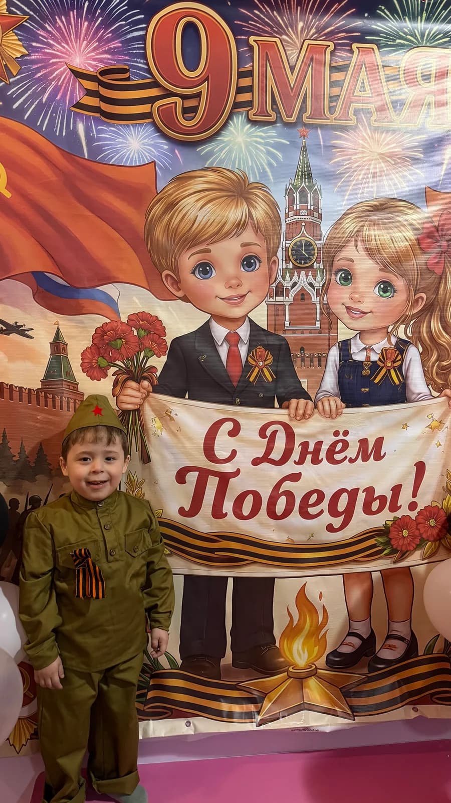 Дети в форме на празднике 9 Мая